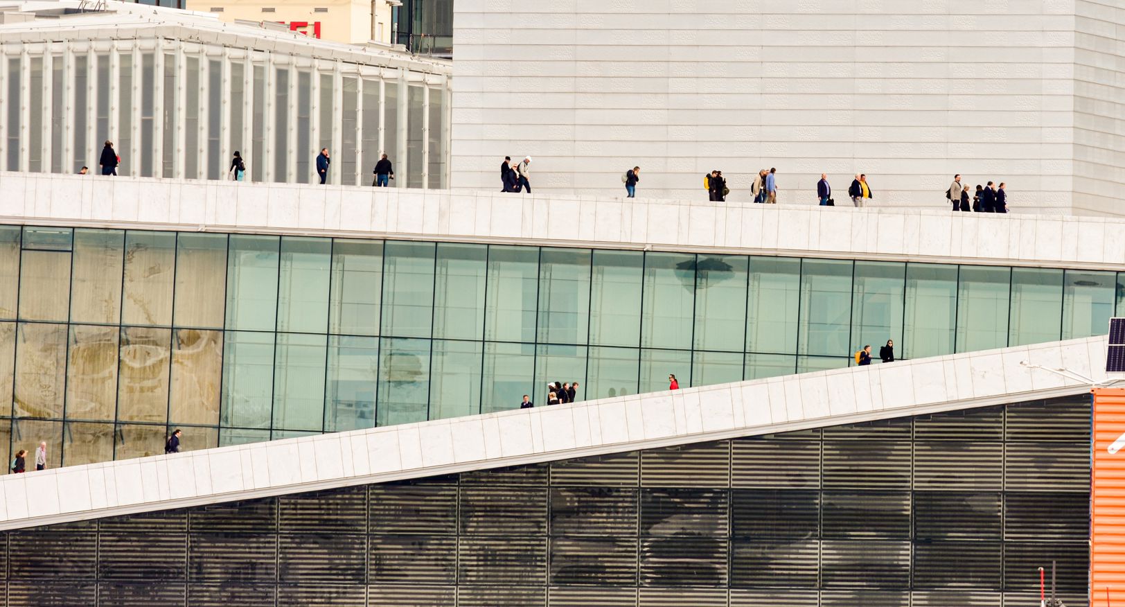 en gruppe mennesker som står på et grønt og hvitt flislagt gulv